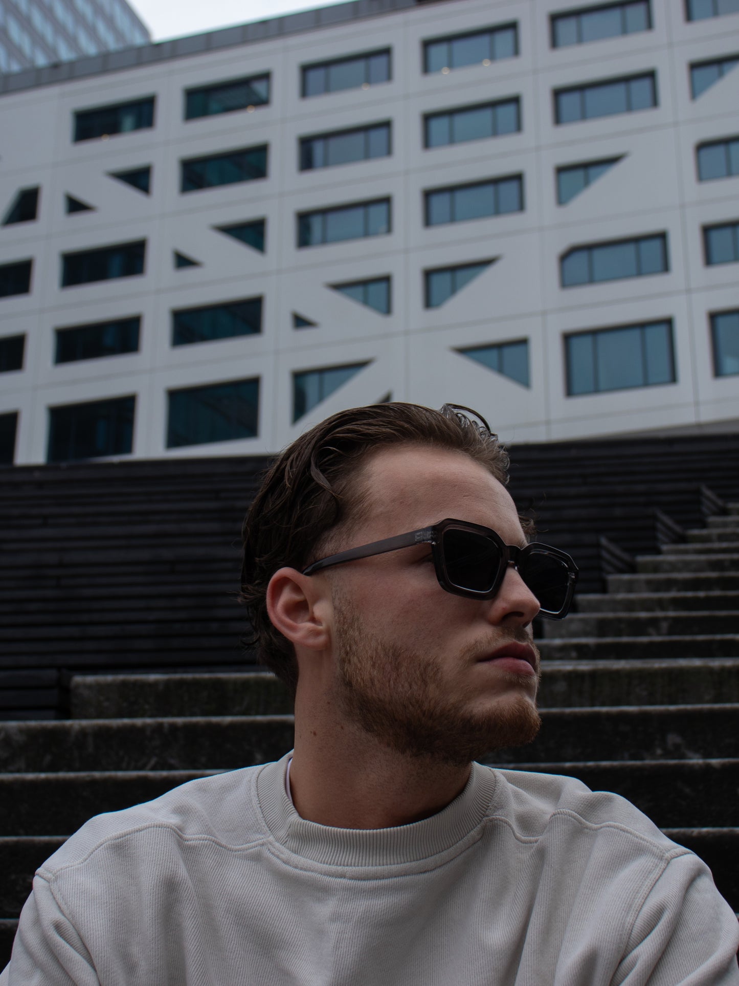 <img src="product-image.jpg" alt="Zonnebril WYDE Grey model 2- stijlvolle en moderne bril voor een unieke en gedurfde look. NYDO EYEWEAR">