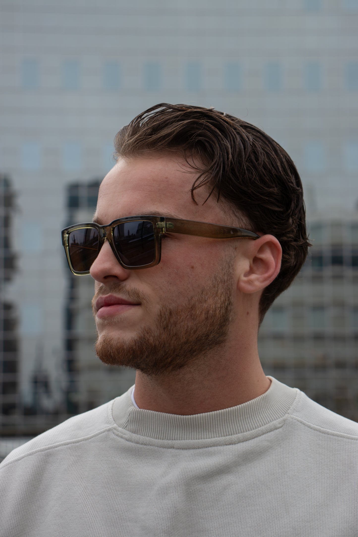 <img src="product-image.jpg" alt="Zonnebril Pio Green glazen model - stijlvolle en moderne bril voor een unieke en gedurfde look. NYDO EYEWEAR">