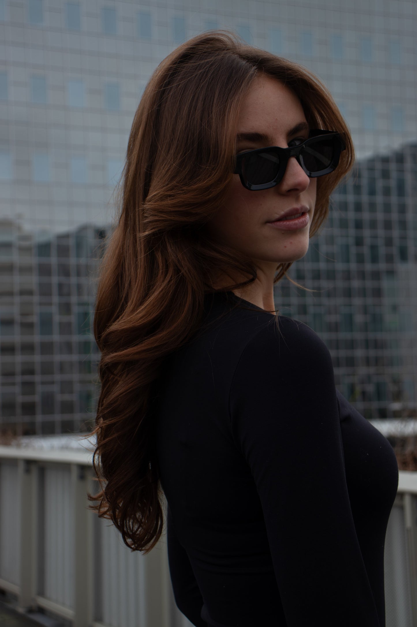 Zonnebril met zwarte glazen met model - stijlvolle en moderne bril voor een unieke en gedurfde look. NYDO EYEWEAR