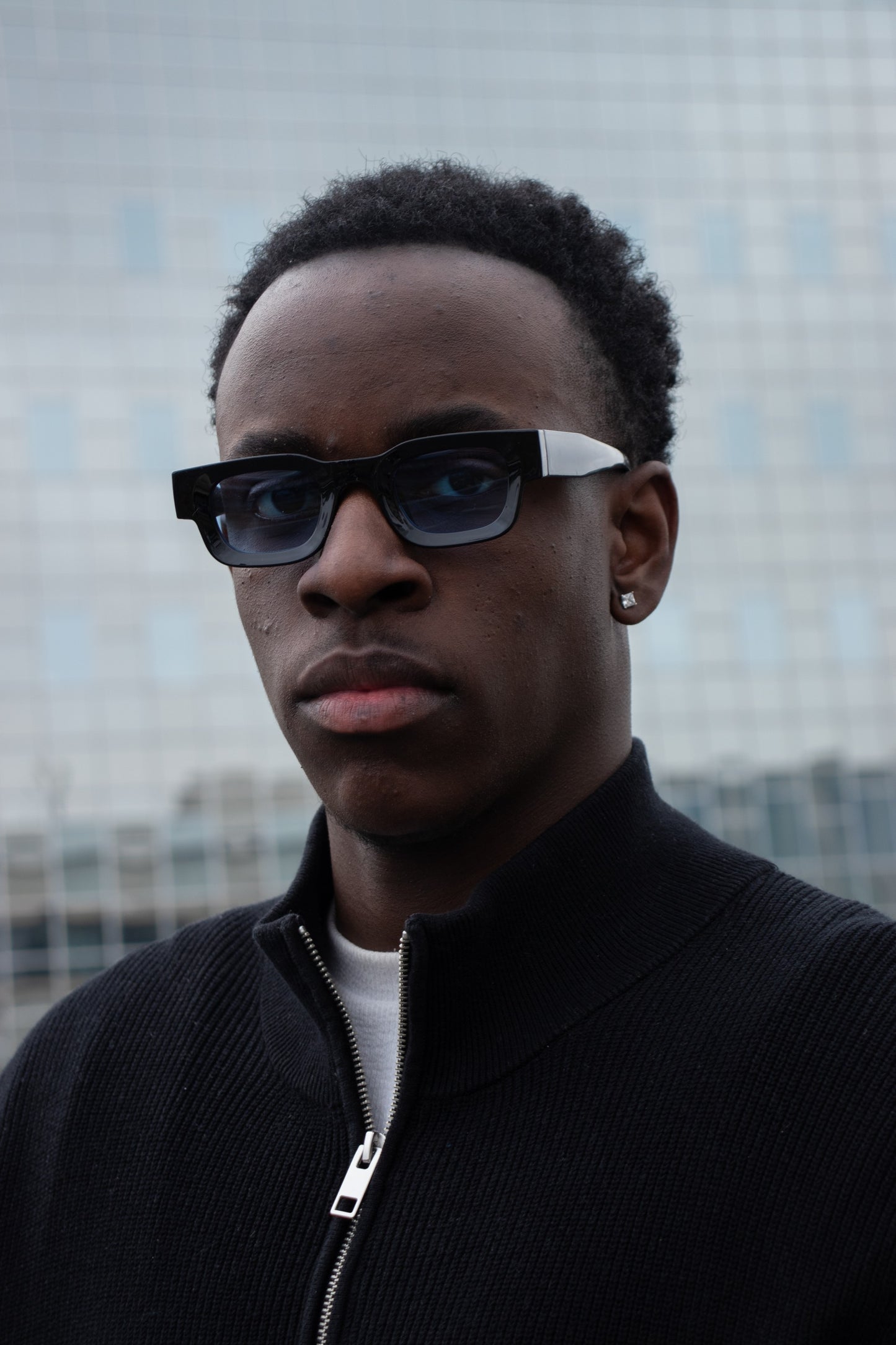 <img src="product-image.jpg" alt="Zonnebril met blauwe glazen met model 4 - stijlvolle en moderne bril voor een unieke en gedurfde look. NYDO EYEWEAR">