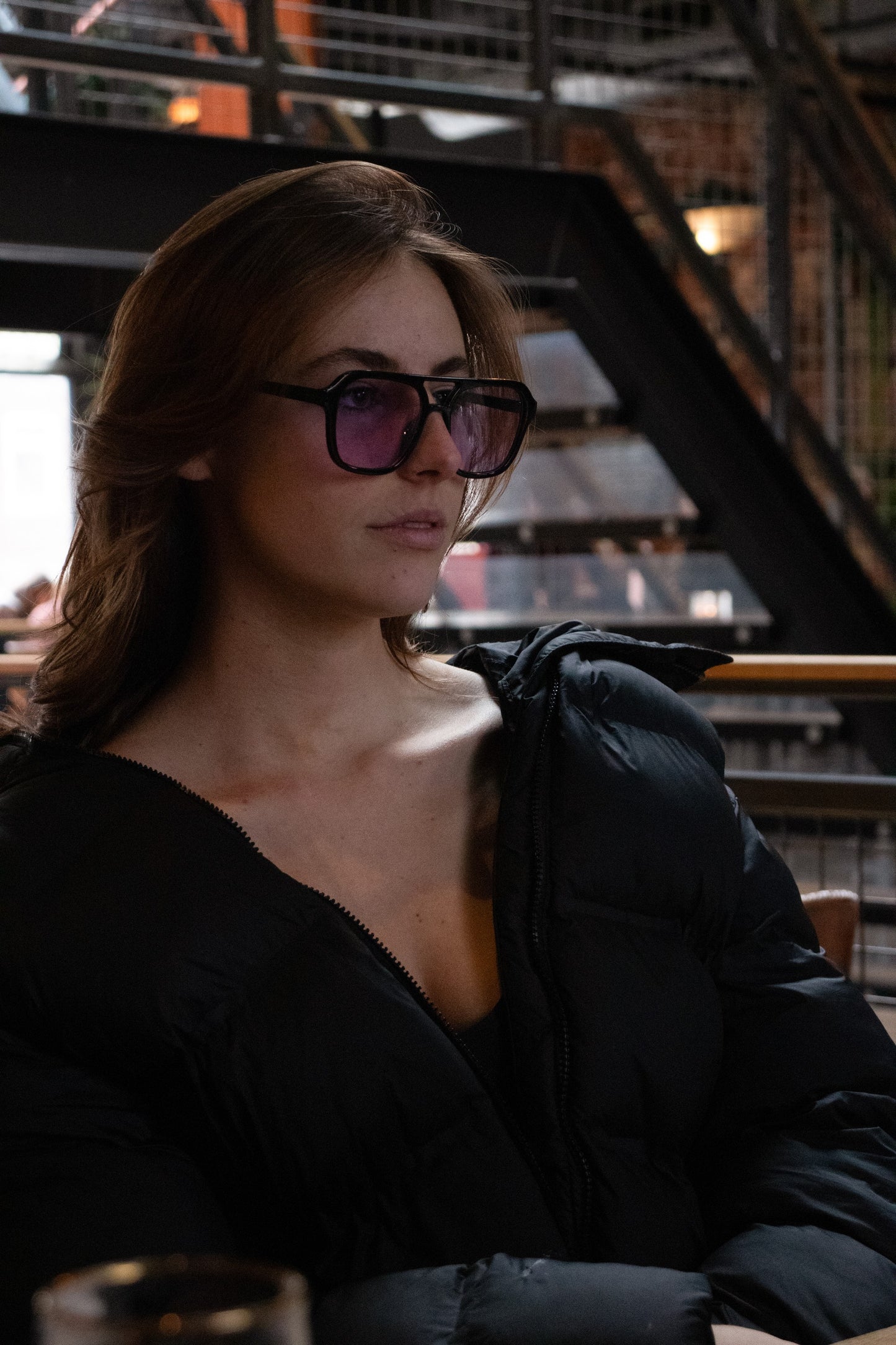 <img src="product-image.jpg" alt="Zonnebril Nia Purple glazen model 2 - stijlvolle en moderne bril voor een unieke en gedurfde look. NYDO EYEWEAR">