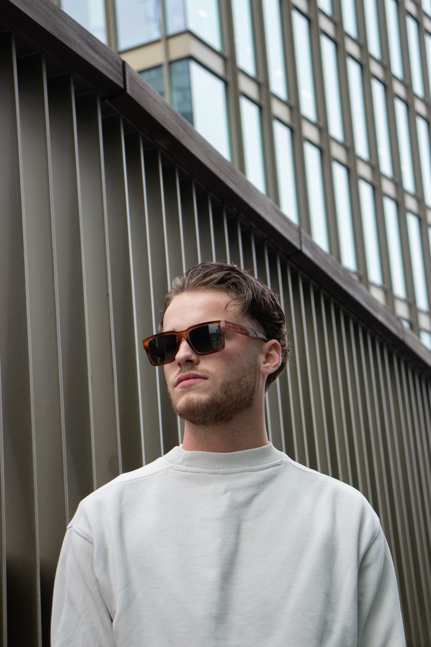 <img src="product-image.jpg" alt="Zonnebril Pio Brown glazen model - stijlvolle en moderne bril voor een unieke en gedurfde look. NYDO EYEWEAR">