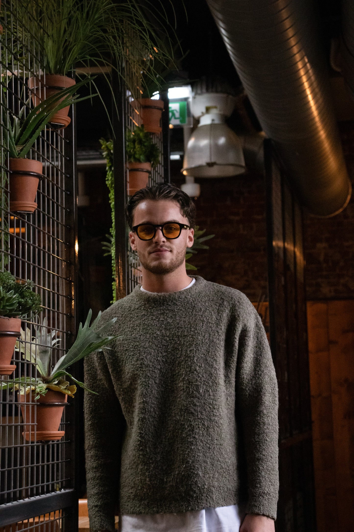 <img src="product-image.jpg" alt="Zonnebril Remy Yellow glazen model - stijlvolle en moderne bril voor een unieke en gedurfde look. NYDO EYEWEAR">