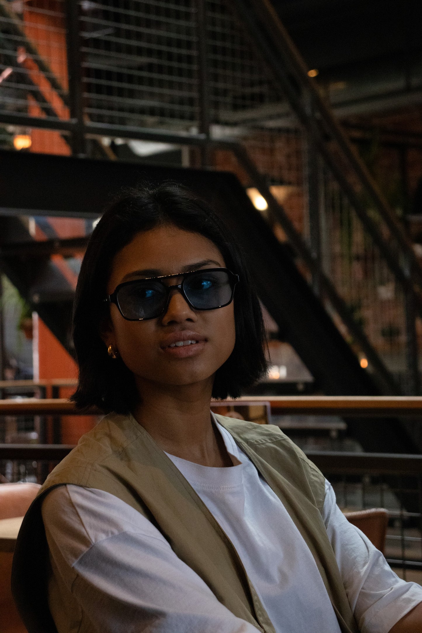 <img src="product-image.jpg" alt="Zonnebril Zeké Blue model - stijlvolle en moderne bril voor een unieke en gedurfde look. NYDO EYEWEAR">