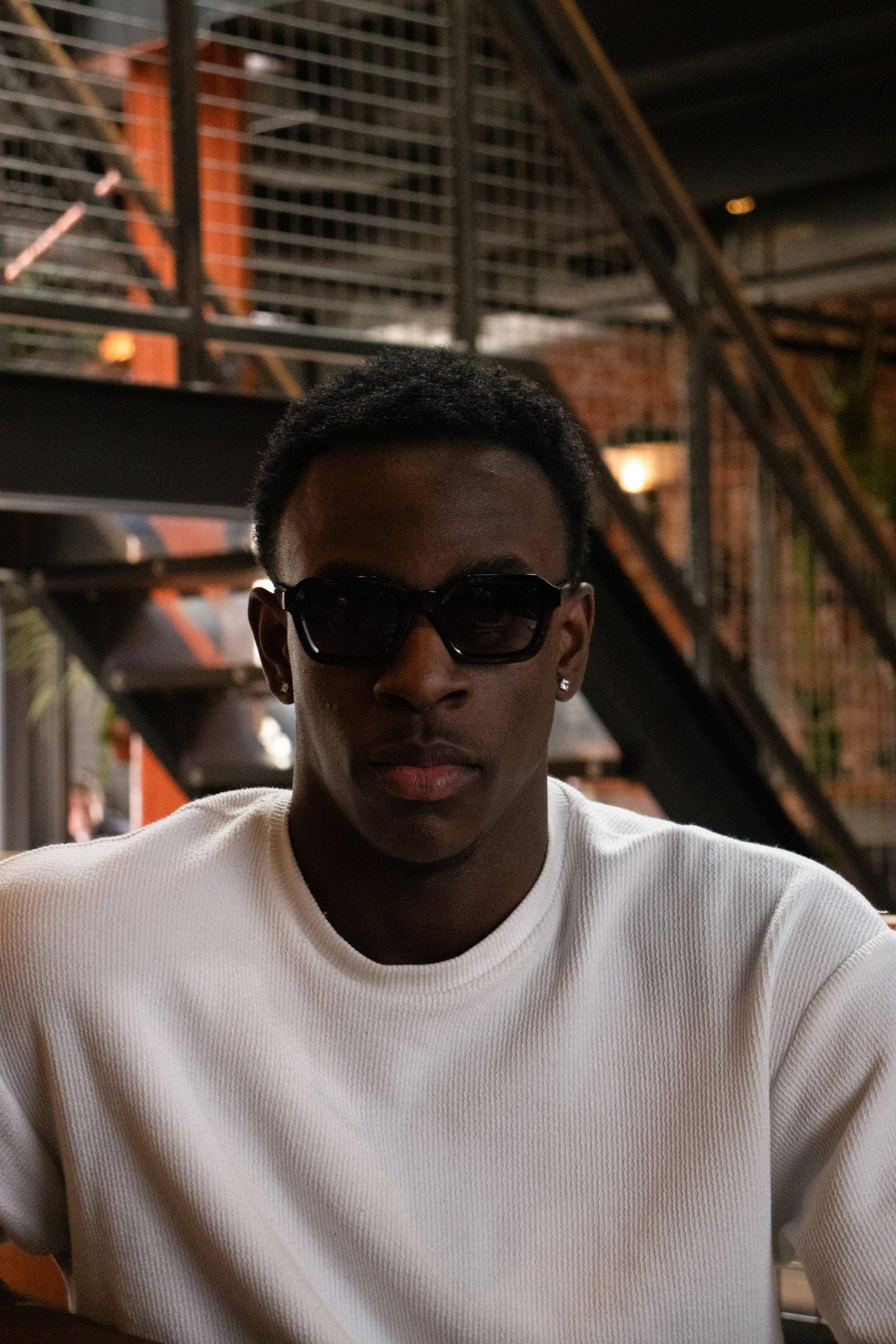 <img src="product-image.jpg" alt="Zonnebril WYDE Black model 4- stijlvolle en moderne bril voor een unieke en gedurfde look. NYDO EYEWEAR">