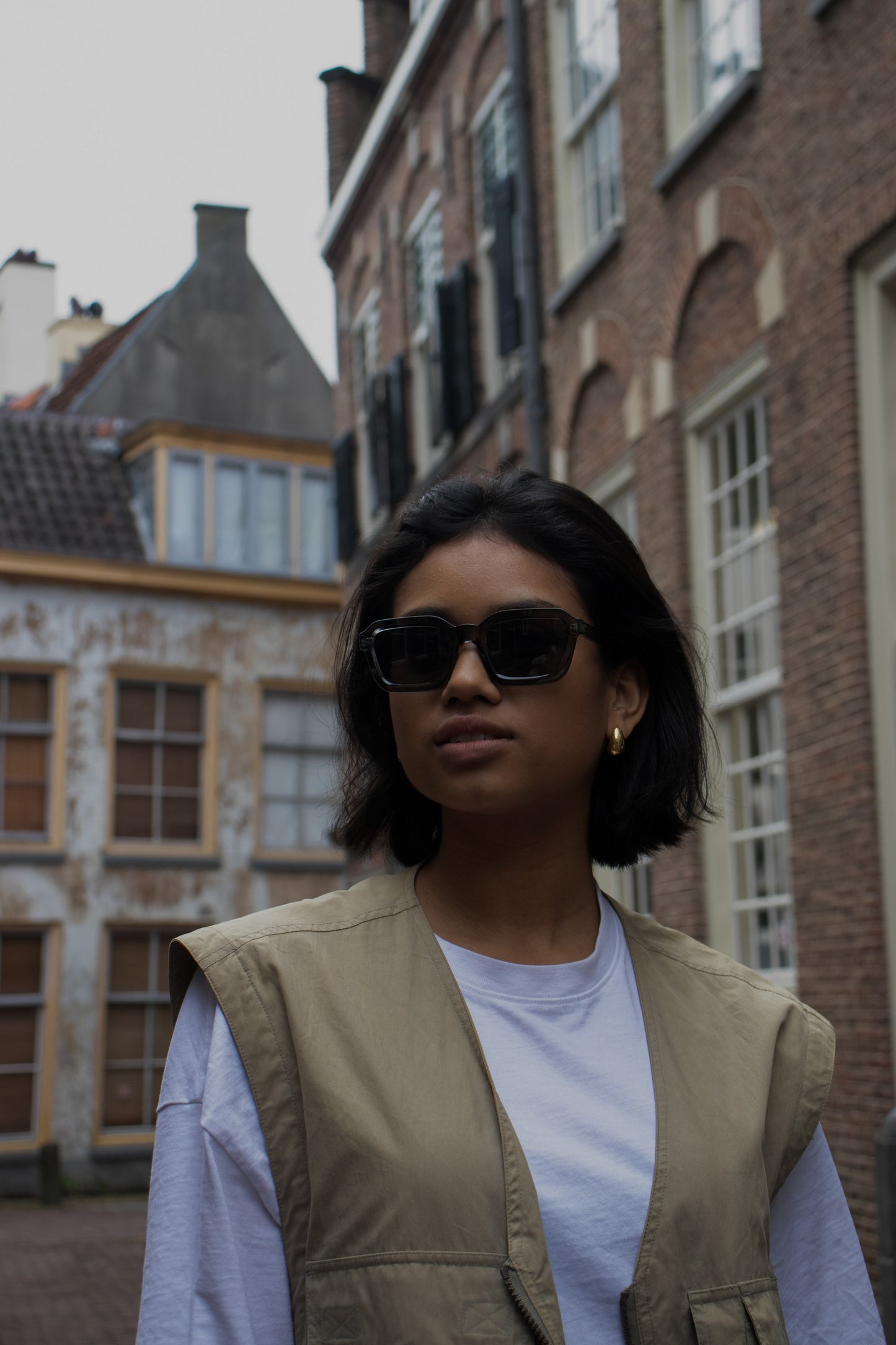 <img src="product-image.jpg" alt="Zonnebril WYDE Grey model - stijlvolle en moderne bril voor een unieke en gedurfde look. NYDO EYEWEAR">