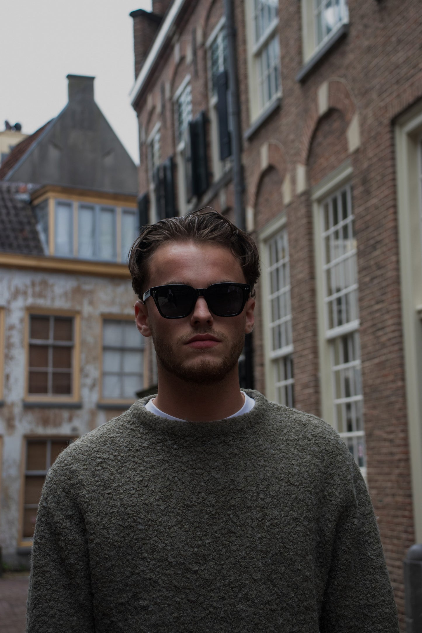 <img src="product-image.jpg" alt="Zonnebril Dexx zwarte glazen model - stijlvolle en moderne bril voor een unieke en gedurfde look. NYDO EYEWEAR">