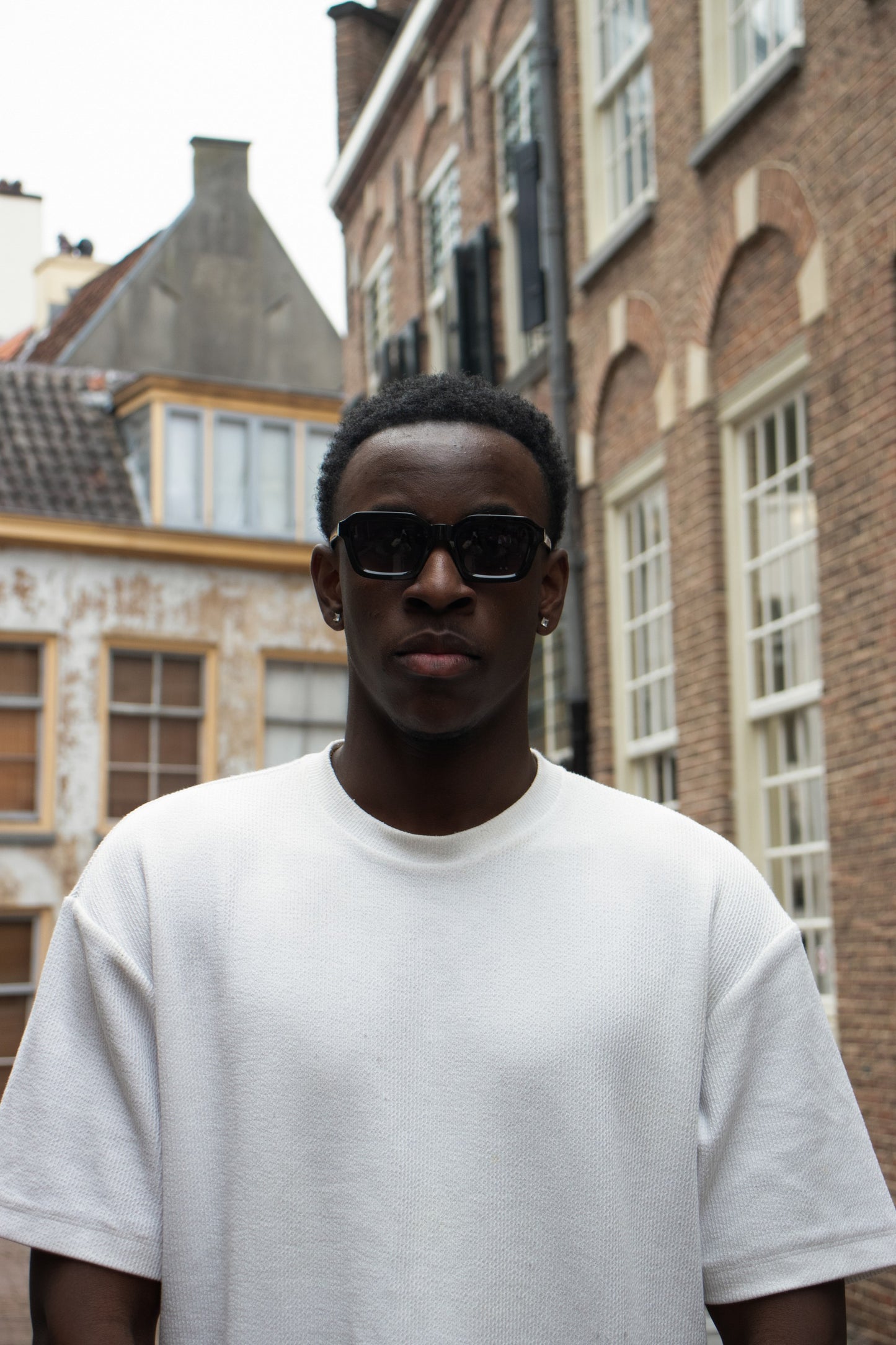 <img src="product-image.jpg" alt="Zonnebril WYDE Black model - stijlvolle en moderne bril voor een unieke en gedurfde look. NYDO EYEWEAR">
